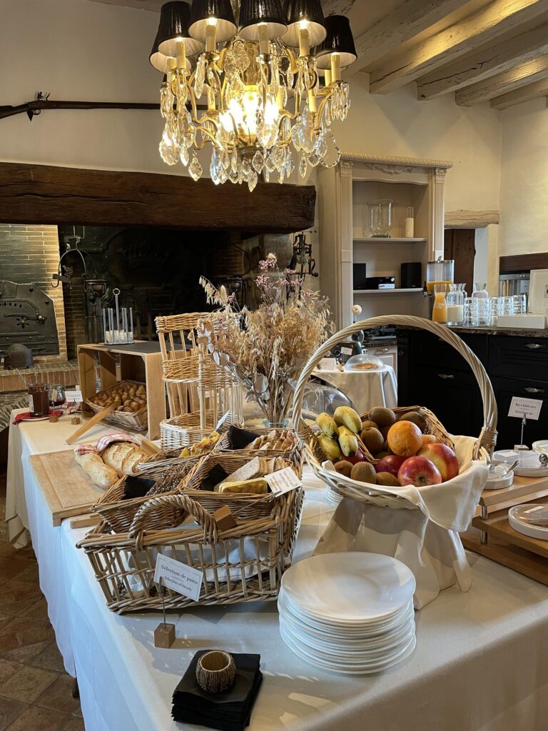Salle petit-déjeuner avec lustre en cristal et cheminée dans un château de la Loire